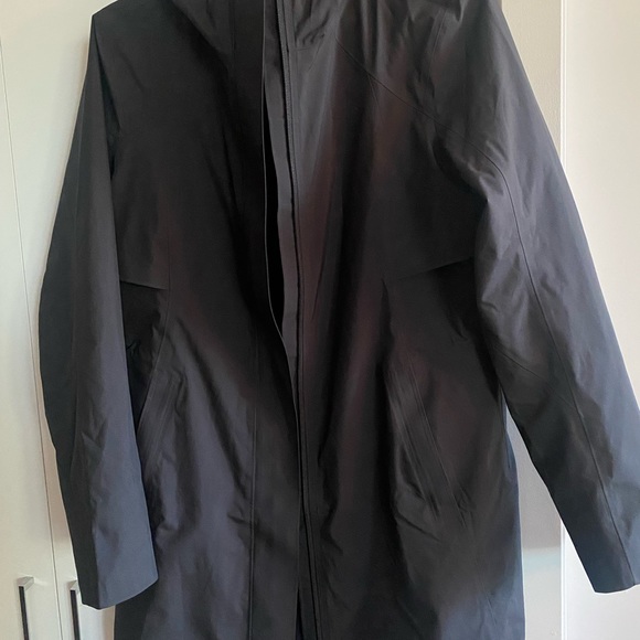 Lululemon Rain Coat size M - Picture 2 of 3